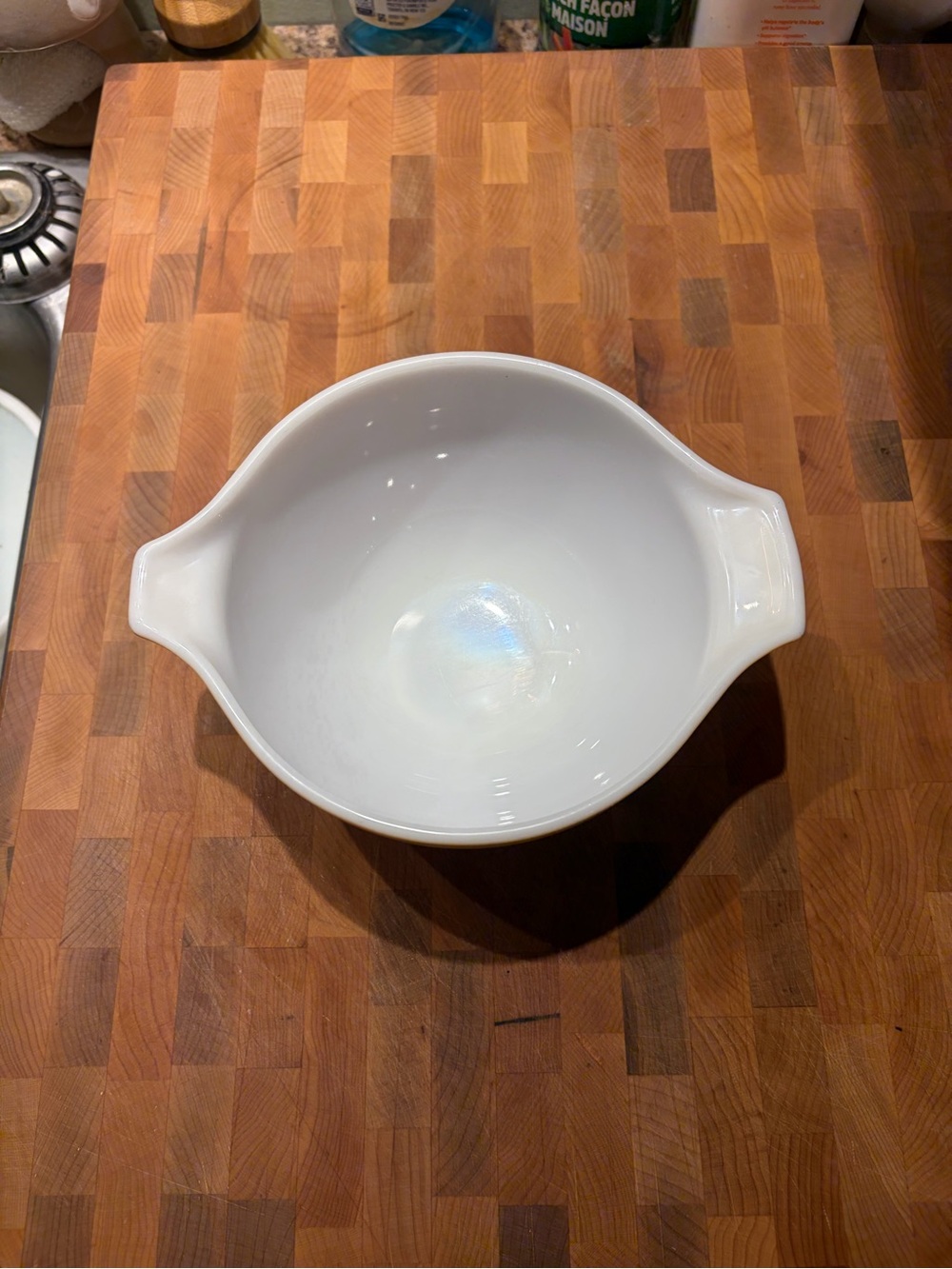 Pyrex brown and White Mixing Bowl with Dual Pouring Handles woodland